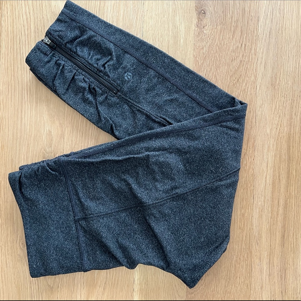COPY - Lululemon cropped leggings.
